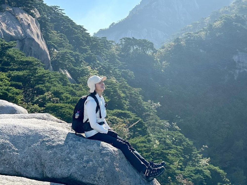 10 Artis Korea yang Hobi Naik Gunung, Fisiknya Sudah Teruji!