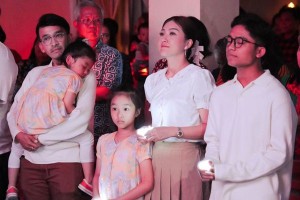 9 Potret Artis Jalani Ibadah Misa Natal 2023, Ada yang di Luar Negeri