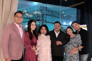 8 Potret Perayaan Malam Natal 2023 Artis dan Keluarganya, Seru!